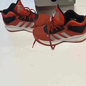 Adidas boys 6 Red Cross em up basketball shoes